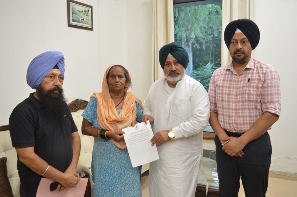 -ਲੋਕ ਸੰਪਰਕ ਮੰਤਰੀ ਜੌੜਾਮਾਜਰਾ ਨੇ ਸਮਾਣਾ ਹਲਕੇ ਦੇ ਹੜ੍ਹ ਪ੍ਰਭਾਵਿਤ ਵਿਅਕਤੀਆਂ ਨੂੰ ਸੌਂਪਿਆ ਮੁਆਵਜ਼ਾ