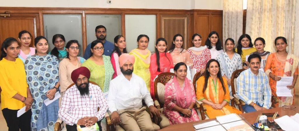 ਡਾ. ਬਲਜੀਤ ਕੌਰ ਨੇ ਸਮਾਜਿਕ ਸੁਰੱਖਿਆ, ਇਸਤਰੀ ਤੇ ਬਾਲ ਵਿਕਾਸ ਵਿਭਾਗ ਦੇ 14 ਸੁਪਰਵਾਈਜ਼ਰਾਂ ਅਤੇ 2 ਕਲਰਕਾਂ ਨੂੰ ਸੌਂਪੇ ਨਿਯੁਕਤੀ ਪੱਤਰ