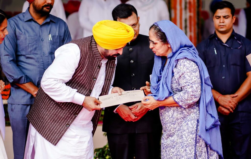 ਮੁੱਖ ਮੰਤਰੀ ਨੇ ਹੜ੍ਹ ਪੀੜਤ ਲੋਕਾਂ ਨਾਲ ਕੀਤਾ ਵਾਅਦਾ ਨਿਭਾਇਆ, ਮੁਆਵਜ਼ੇ ਦੇ ਚੈੱਕ ਸੌਂਪੇ