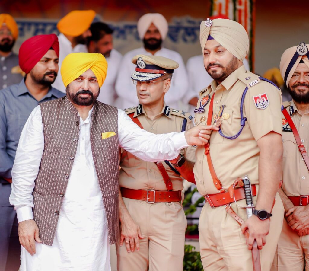 ਮੁੱਖ ਮੰਤਰੀ ਵੱਲੋਂ 13 ਉੱਘੀਆਂ ਸ਼ਖ਼ਸੀਅਤਾਂ ਦਾ ਸਟੇਟ ਐਵਾਰਡ ਨਾਲ ਸਨਮਾਨ