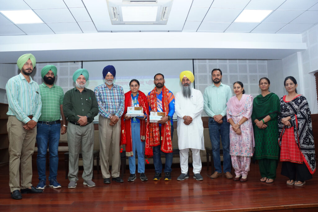 ਖ਼ਾਲਸਾ ਕਾਲਜ ਪਟਿਆਲਾ ਵੱਲੋਂ ਆਪਣੀ ਵਿਸ਼ਵ ਜੇਤੂ ਖਿਡਾਰਨ ਦਾ ਇੱਕ ਲੱਖ ਰੁਪਏ ਦੀ ਰਾਸ਼ੀ ਭੇਟ ਕਰਕੇ ਕੀਤਾ ਗਿਆ ਵਿਸ਼ੇਸ਼ ਸਨਮਾਨ