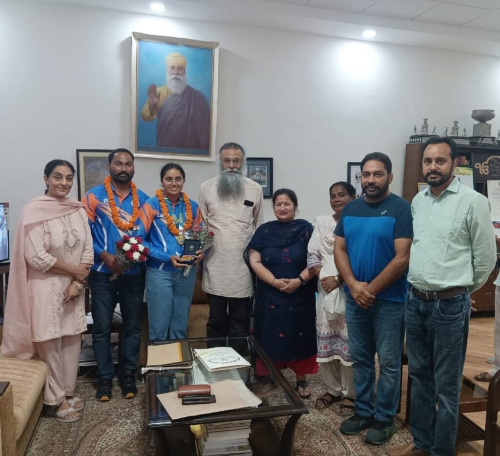 ਤੀਰਅੰਦਾਜ਼ ਪਰਨੀਤ ਕੌਰ ਅਤੇ ਕੋਚ ਸੁਰਿੰਦਰ ਸਿੰਘ ਰੰਧਾਵਾ ਦਾ ਯੂਨੀਵਰਸਿਟੀ ਪਹੁੰਚਣ ਉੱਤੇ ਸਵਾਗਤ