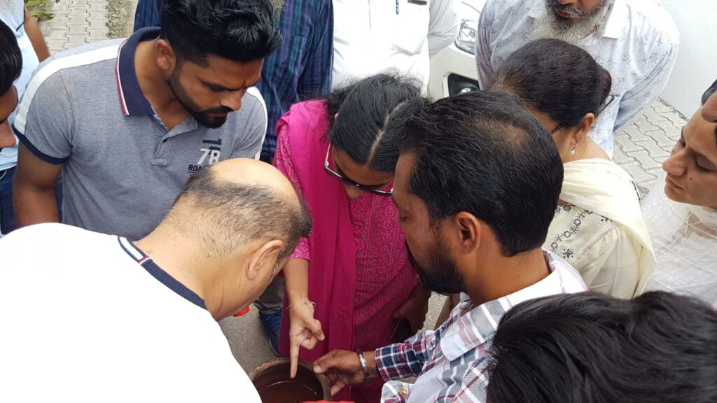 ਲੋਕਾਂ ਨੂੰ ਡੇਂਗੂ ਤੋਂ ਬਚਾਉਣ ਲਈ ਡਿਪਟੀ ਕਮਿਸ਼ਨਰ ਖੁਦ ਮੈਦਾਨ 'ਚ