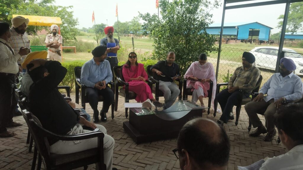 ਅਵਾਰਾ ਪਸ਼ੂਆਂ ਦੀ ਸਮੱਸਿਆ ਦੇ ਹੱਲ ਲਈ ਡਿਪਟੀ ਕਮਿਸ਼ਨਰ ਵੱਲੋਂ ਗਾਜ਼ੀਪੁਰ ਗਊਸ਼ਾਲਾ ਵਿਖੇ ਮੀਟਿੰਗ