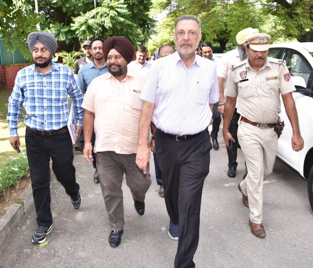 “ਹਰ ਸ਼ੁਕਰਵਾਰ, ਡੇਂਗੂ 'ਤੇ ਵਾਰ”: ਸਿਹਤ ਮੰਤਰੀ ਨੇ ਸਾਥੀ ਕੈਬਨਿਟ ਮੰਤਰੀਆਂ ਦੇ ਘਰਾਂ ਦਾ ਕੀਤਾ ਨਿਰੀਖਣ, ਡੇਂਗੂ ਦਾ ਲਾਰਵਾ ਮਿਲਿਆ