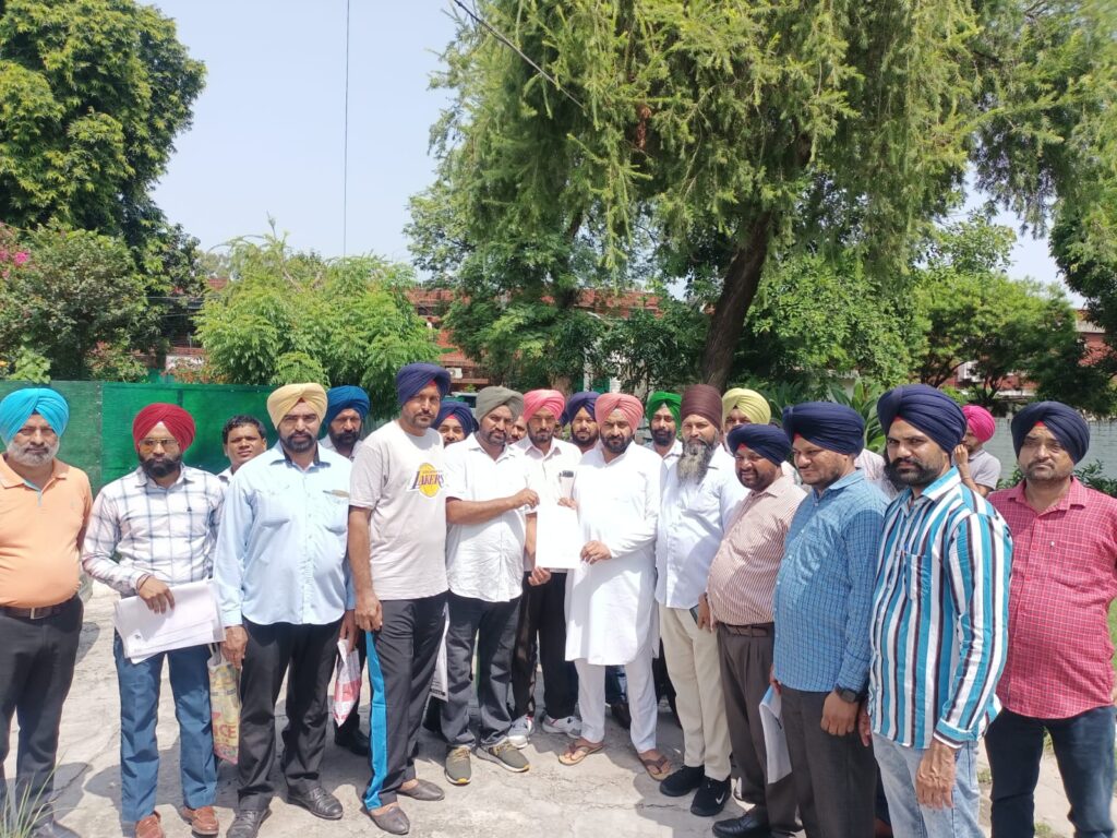 ਸਿਵਲ ਗੰਨਮੈਨ ਅਤੇ ਗਾਰਡ ਕੰਟਰੈਕਟ ਵਰਕਰਜ਼ ਯੂਨੀਅਨ ਨੇ ਵਿਧਾਇਕ ਨੂੰ ਸੌਂਪਿਆ ਮੰਗ ਪੱਤਰ