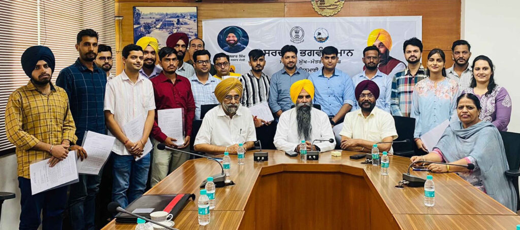 ਪੰਜਾਬ ਜਲ ਸਪਲਾਈ ਅਤੇ ਸੀਵਰੇਜ ਬੋਰਡ ਦੇ ਚੇਅਰਮੈਨ ਡਾ ਐਸ.ਐਸ. ਆਹਲੂਵਾਲੀਆਂ ਨੇ 21 ਜੇ.ਈਜ਼ ਨੂੰ ਸੌਂਪੇ ਨਿਯੁਕਤੀ ਪੱਤਰ