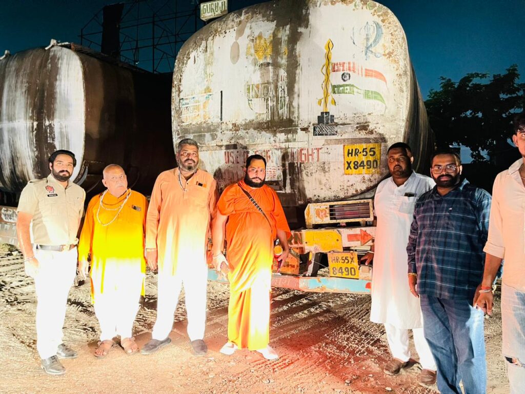 ਹਿੰਦੂ ਤਖਤ ਮੁੱਖੀ ਵਲੋਂ ਪੁਲਿਸ ਦੀ ਮਦਦ ਨਾਲ ਦੋ ਚਰਬੀ ਦੇ ਭਰੇ ਟਰੱਕ ਘਿਊ ਦੀ ਮਿਲਾਵਟ ਲਈ ਫੜੇ ਗਏ