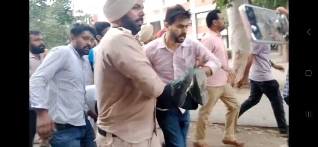 ਹਜਾਰਾਂ ਵਿਦਿਆਰਥੀਆਂ ਨੇ ਕੀਤਾ ਰੋਸ਼ ਮਾਰਚ : ਤੰਗ ਕਰਨ ਵਾਲੇ ਪ੍ਰੋਫੈਸਰ ਦੀ ਜ਼ੋਰਦਾਰ ਕੁੱਟਮਾਰ