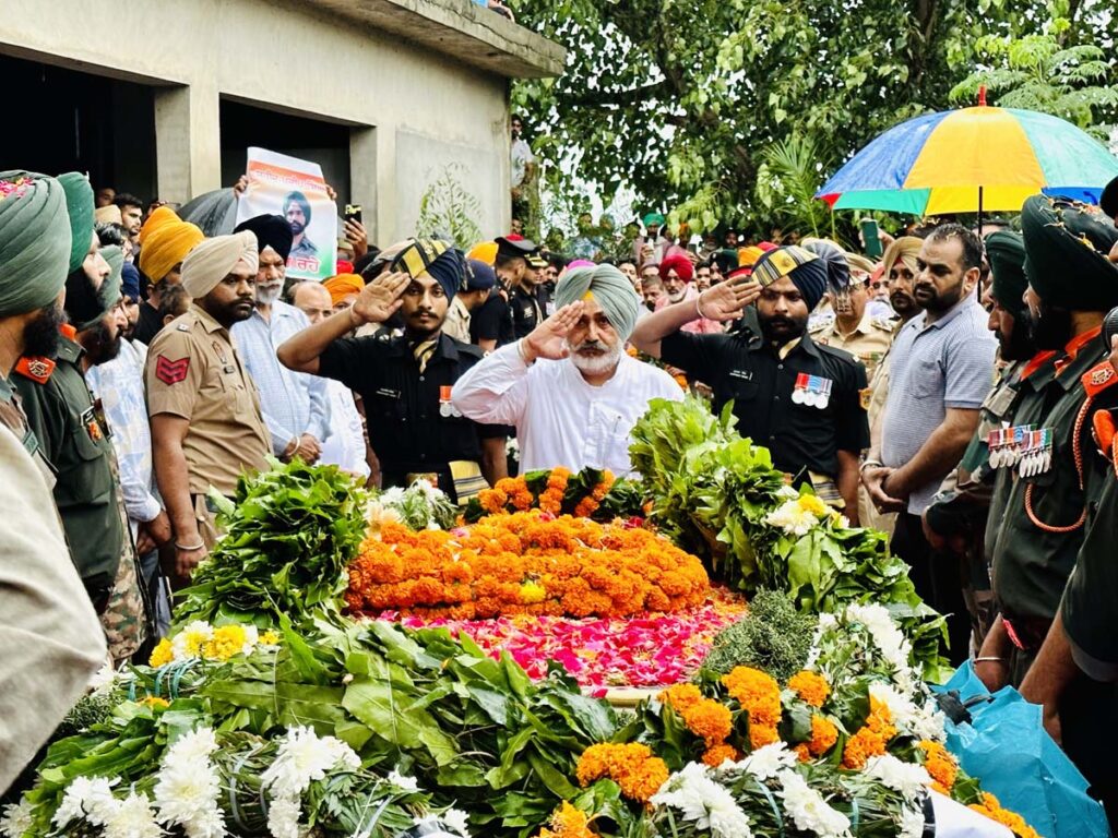 ਭਾਰਤੀ ਫ਼ੌਜ ਦੇ ਸ਼ਹੀਦ ਜਵਾਨ ਪਰਦੀਪ ਸਿੰਘ ਦਾ ਜੱਦੀ ਪਿੰਡ ਬੱਲਮਗੜ੍ਹ 'ਚ ਅੰਤਿਮ ਸਸਕਾਰ