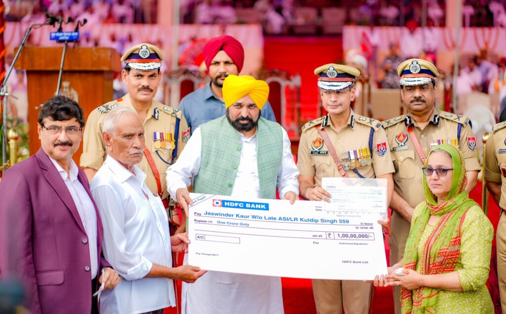 ਮੁੱਖ ਮੰਤਰੀ ਨੇ ਡਿਊਟੀ ਦੌਰਾਨ ਸ਼ਹੀਦ/ਫੌਤ ਹੋਏ ਪੁਲਿਸ ਮੁਲਾਜ਼ਮਾਂ ਦੇ ਪਰਿਵਾਰਾਂ ਨੂੰ ਸਹਾਇਤਾ ਰਾਸ਼ੀ ਵਜੋਂ ਤਿੰਨ ਕਰੋੜ ਰੁਪਏ ਦੇ ਚੈੱਕ ਸੌਂਪੇ