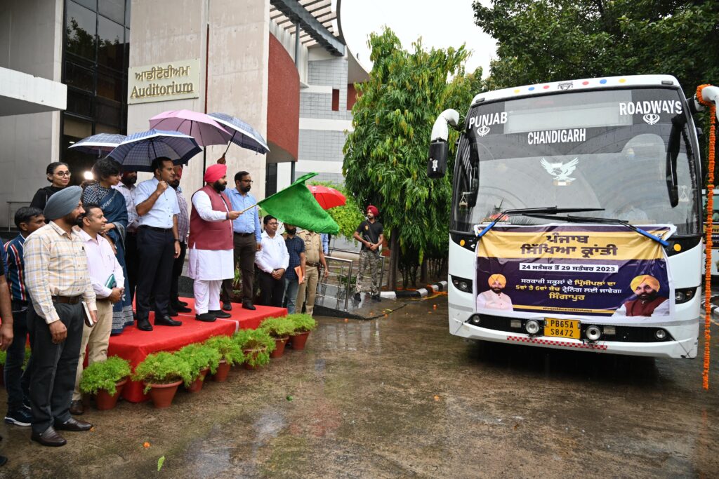 ਸਿੱਖਿਆ ਮੰਤਰੀ ਹਰਜੋਤ ਸਿੰਘ ਬੈਂਸ ਨੇ ਸਿੰਗਾਪੁਰ ਵਿਖੇ ਸਿਖਲਾਈ ਲਈ 60 ਪ੍ਰਿੰਸੀਪਲਾਂ ਦੇ ਦੋ ਬੈਚਾਂ ਨੂੰ ਹਰੀ ਝੰਡੀ ਦੇ ਕੇ ਰਵਾਨਾ ਕੀਤਾ