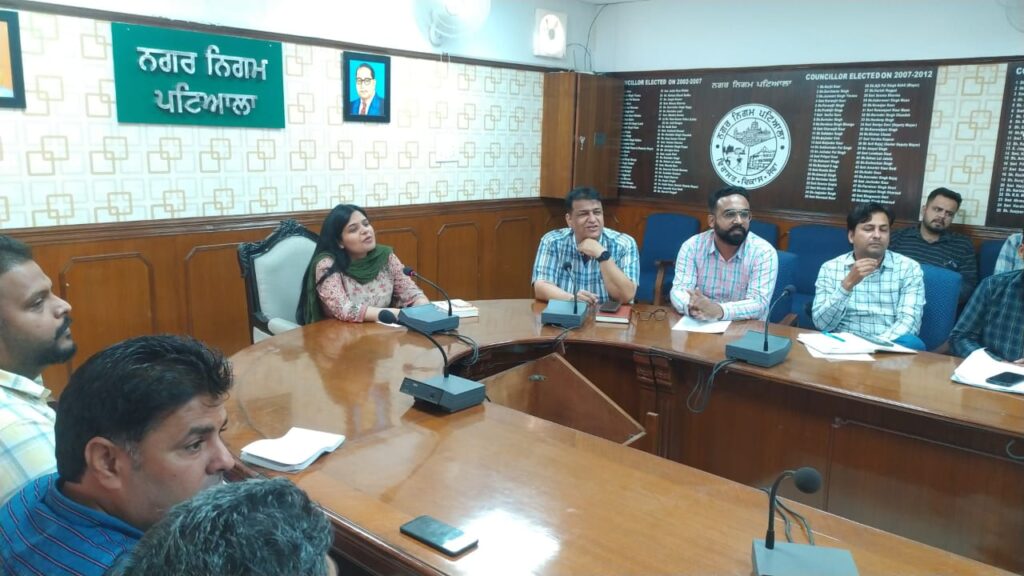 ਨਗਰ ਨਿਗਮ ਦੀ ਪਹਿਲਕਦਮੀ ਜਨਮ ਅਸ਼ਟਮੀ ਦੇ ਪਾਵਨ ਤਿਉਹਾਰ ਮੌਕੇ ਧਾਰਮਿਕ ਸਮਾਗਮਾਂ 'ਚ ਸਿੰਗਲ ਯੂਜ਼ ਪਲਾਟਿਕ ਦੀ ਵਰਤੋਂ ਨਾ ਕਰਨ ਬਾਰੇ ਮੀਟਿੰਗ