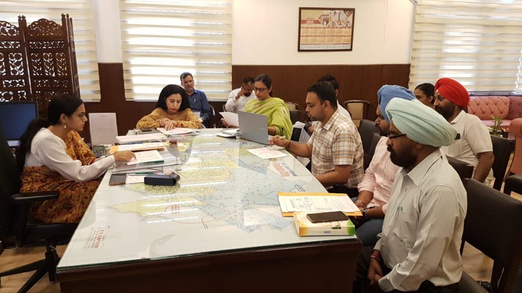 ਪਰਾਲੀ ਪ੍ਰਬੰਧਨ ਕਰਨ ਲਈ ਡਿਪਟੀ ਕਮਿਸ਼ਨਰ ਵੱਲੋਂ ਅਧਿਕਾਰੀਆਂ ਨਾਲ ਬੈਠਕ