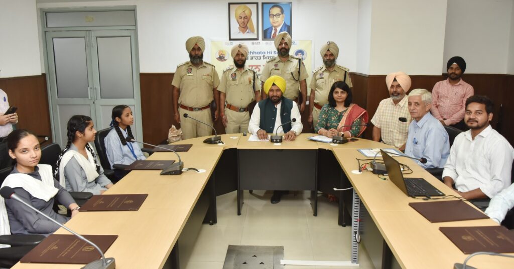 ਸਥਾਨਕ ਸਰਕਾਰਾਂ ਮੰਤਰੀ ਵੱਲੋਂ ਸਵੱਛਤਾ ਵਿੱਚ ਸ਼ਾਨਦਾਰ ਸੇਵਾਵਾਂ ਦੇਣ ਲਈ 23 ਸਖਸ਼ੀਅਤਾਂ ਸਨਮਾਨਿਤ