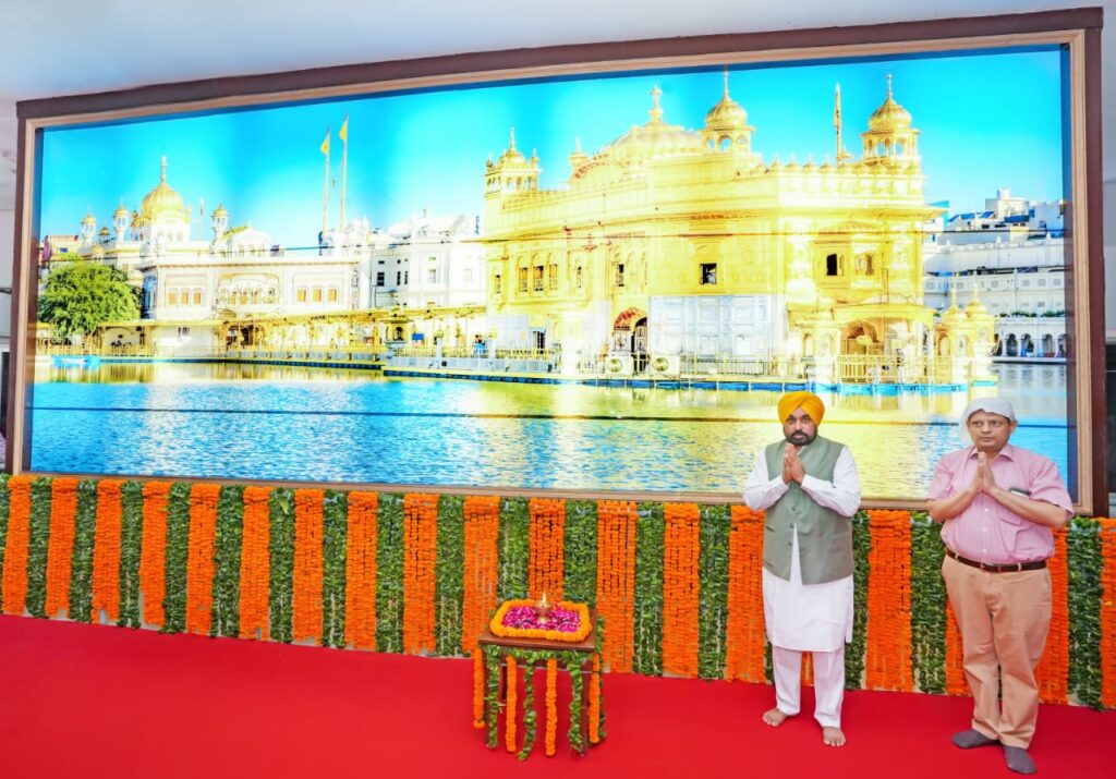 ਮੁੱਖ ਮੰਤਰੀ ਵੱਲੋਂ ਪੰਜਾਬ ਸਿਵਲ ਸਕੱਤਰੇਤ-1 ਵਿਖੇ ਸਿਫ਼ਤੀ ਦੇ ਘਰ ਸ੍ਰੀ ਹਰਿਮੰਦਰ ਸਾਹਿਬ ਦੀ ਵੱਡ-ਆਕਾਰੀ ਤਸਵੀਰ ਲੋਕਾਂ ਨੂੰ ਸਮਰਪਿਤ