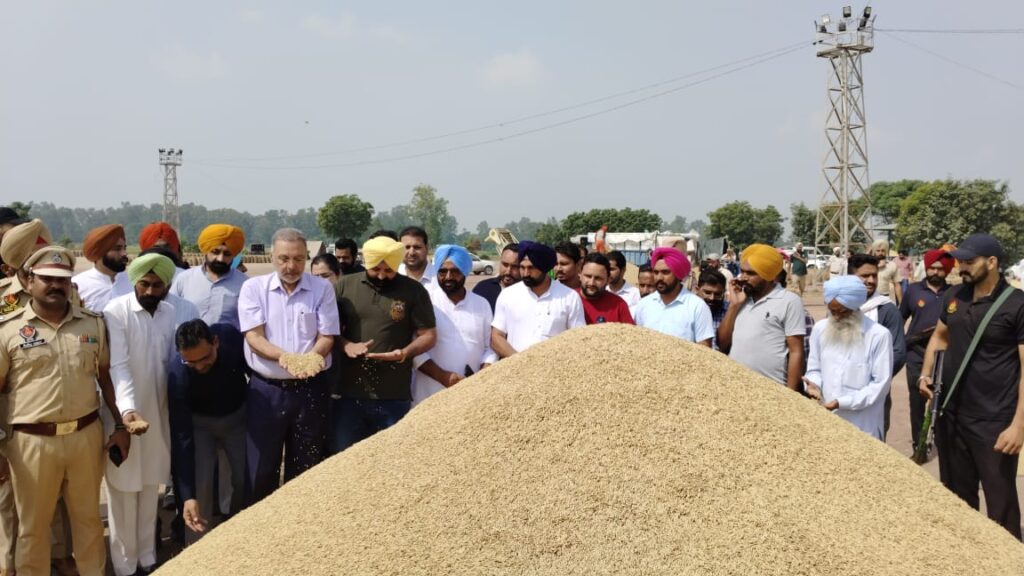 ਸਿਹਤ ਮੰਤਰੀ ਡਾ. ਬਲਬੀਰ ਸਿੰਘ ਵੱਲੋਂ ਮੰਡੀਆਂ ਦਾ ਦੌਰਾ, ਝੋਨੇ ਦੀ ਖਰੀਦ ਦਾ ਜਾਇਜ਼ਾ