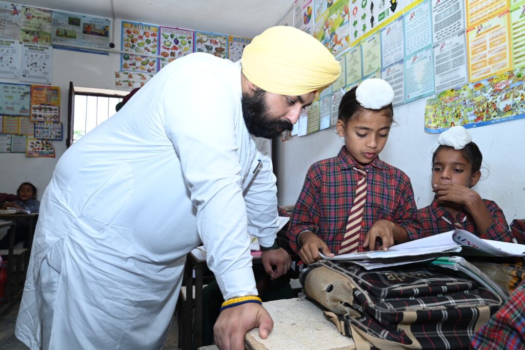 ਜ਼ਿਲ੍ਹਾ ਪ੍ਰਸ਼ਾਸਨ ਸਖ਼ਤ, ਪਰਾਲੀ ਨੂੰ ਅੱਗ ਲਾਉਣ ਵਾਲੇ 8 ਹੋਰ ਕਿਸਾਨਾਂ ਵਿਰੁੱਧ ਕਾਨੂੰਨੀ ਕਾਰਵਾਈ