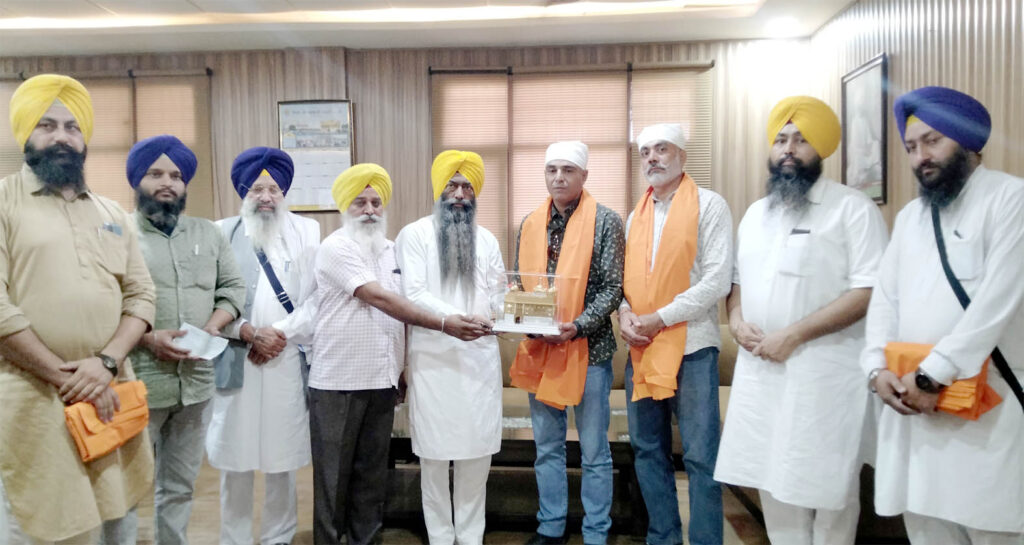 ਗੁਰਦੁਆਰਾ ਸ੍ਰੀ ਦੂਖਨਿਵਾਰਨ ਸਾਹਿਬ ਐਨਆਰਆਈ ਭੁੱਲਰ ਪਰਿਵਾਰ ਗੁਰੂ ਘਰ ਨਤਮਸਤਕ