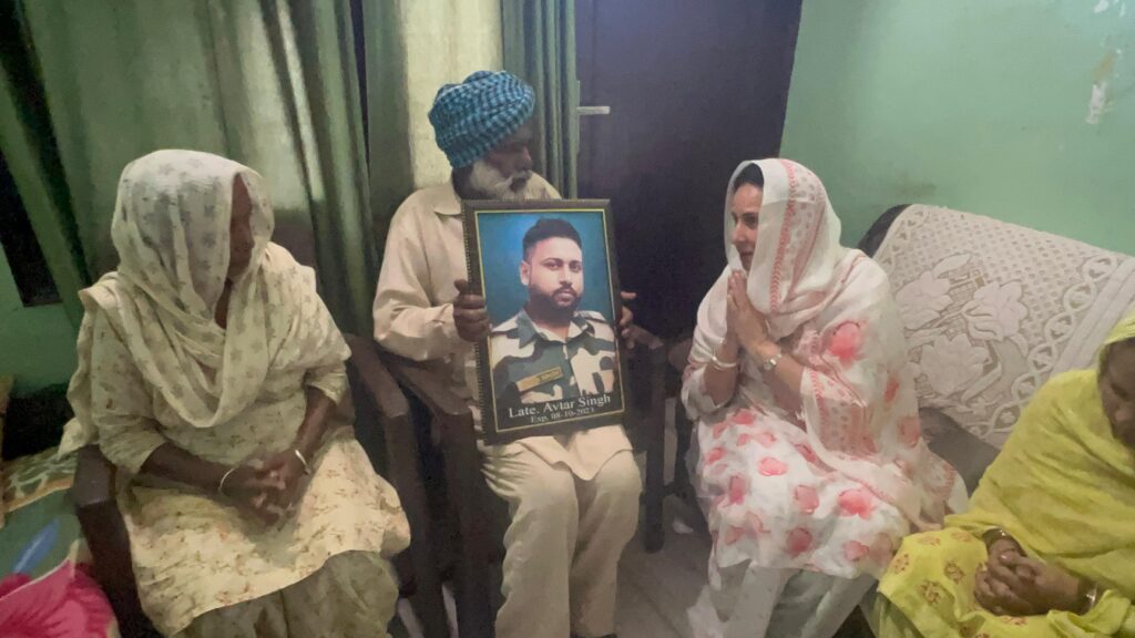 ਪ੍ਰਨੀਤ ਕੌਰ ਨੇ ਬੀਐਸਐਫ ਜਵਾਨ ਅਵਤਾਰ ਸਿੰਘ ਦੇ ਘਰ ਪਹੁੰਚਕੇ ਪਰਿਵਾਰ ਨਾਲ ਕੀਤਾ ਦੁੱਖ ਸਾਂਝਾ