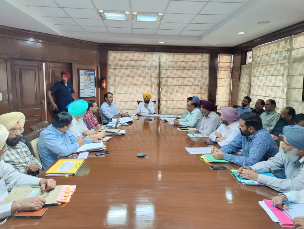 ਈ.ਟੀ.ਓ ਵੱਲੋਂ ਲੋਕ ਨਿਰਮਾਣ ਵਿਭਾਗ ਦੇ ਅਧਿਕਾਰੀਆਂ ਨਾਲ ਵਿਸਤ੍ਰਿਤ ਸਮੀਖਿਆ ਮੀਟਿੰਗ