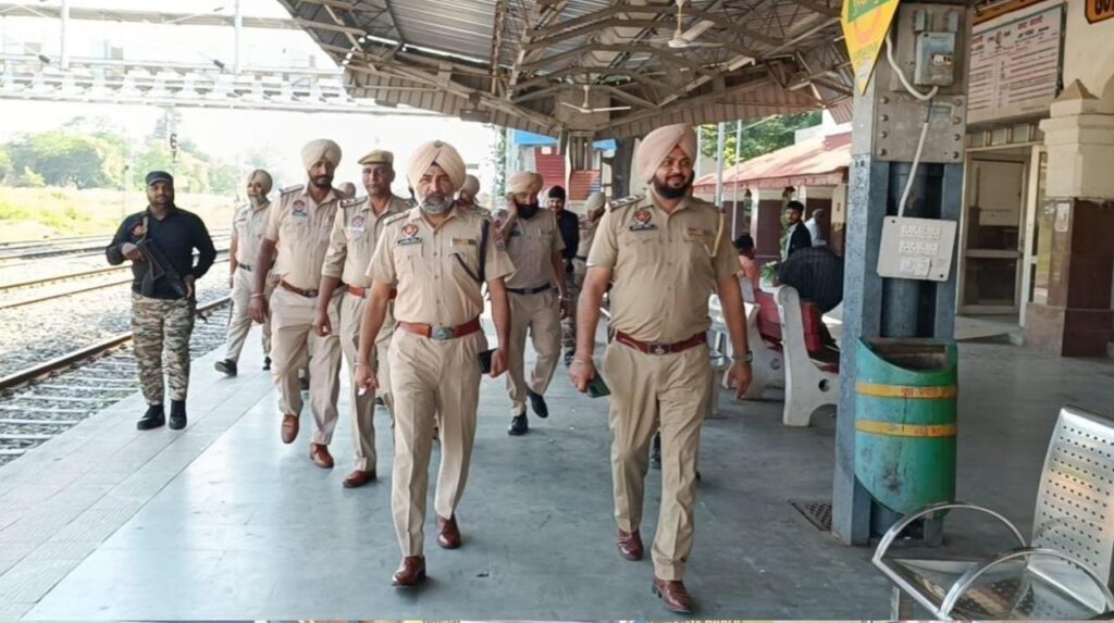 ਤਿਉਹਾਰਾਂ ਦੇ ਸੀਜ਼ਨ ਦੇ ਮੱਦੇਨਜ਼ਰ ਪੰਜਾਬ ਪੁਲਿਸ ਵੱਲੋਂ ਸੂਬੇ ਭਰ ’ਚ ਰੇਲਵੇ ਸਟੇਸ਼ਨਾਂ ਅਤੇ ਭੀੜ-ਭੜੱਕੇ ਵਾਲੀਆਂ ਥਾਵਾਂ , ਬਜ਼ਾਰਾਂ ’ਤੇ ਤਲਾਸ਼ੀ ਅਭਿਆਨ