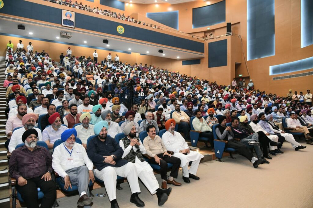 ਬੁੱਧੀਜੀਵੀਆਂ, ਸਾਹਿਤਕਾਰਾਂ ਤੇ ਉਦਯੋਗਪਤੀਆਂ ਨੇ ਬਹਿਸ ਦੇ ਕਦਮ ਨੂੰ ਸਮੂਹਿਕ ਸੂਝ-ਬੂਝ ਵੱਲ ਵੱਡੀ ਪੁਲਾਂਘ ਦੱਸਿਆ