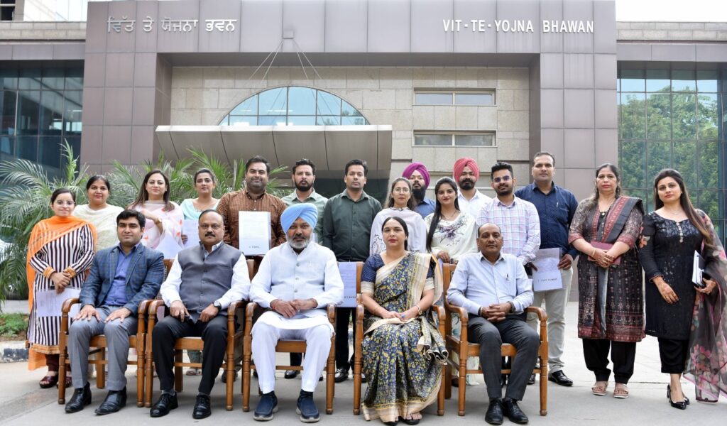 ਵਿੱਤ ਮੰਤਰੀ ਹਰਪਾਲ ਚੀਮਾ ਨੇ 13 ਸੈਕਸ਼ਨ ਅਫਸਰਾਂ ਨੂੰ ਨਿਯੁਕਤੀ ਪੱਤਰ ਸੌਂਪੇ