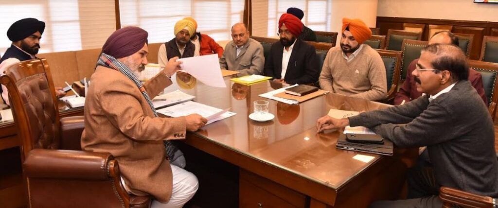 ਚੇਤਨ ਸਿੰਘ ਜੌੜਾਮਾਜਰਾ ਨੇ ਬੀ.ਬੀ.ਐਮ.ਬੀ ਅਧਿਕਾਰੀਆਂ ਤੋਂ ਡੈਮਾਂ ਵਿੱਚ ਚੱਲ ਰਹੇ ਜਲ ਪ੍ਰਾਜੈਕਟਾਂ, ਭਵਿੱਖੀ ਯੋਜਨਾਵਾਂ ਅਤੇ ਪਾਣੀ ਭੰਡਾਰਨ ਦਾ ਲਿਆ ਜਾਇਜ਼ਾ