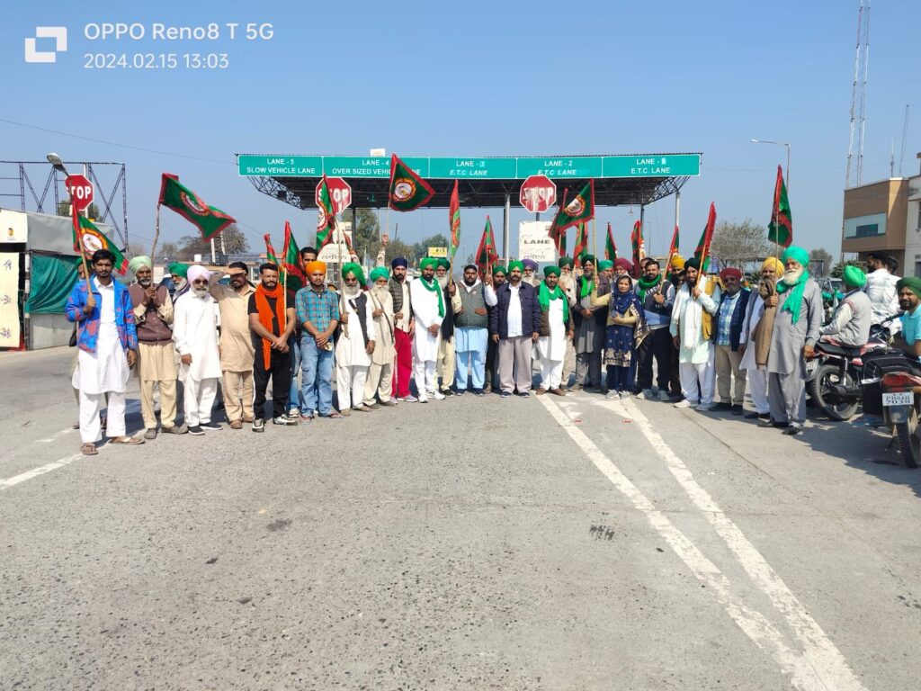 ਸੰਯੁਕਤ ਕਿਸਾਨ ਮੋਰਚਾ ਨੇ ਫ੍ਰੀ ਕੀਤੇ ਪੰਜਾਬ ਦੇ ਟੋਲ ਟੈਕਸ : ਜਮਕੇ ਹੋਈ ਸੰਭੂ ਜੰਕਸ਼ਨ ਸਮੇਤ ਸਮੁੱਚੇ ਥਾਵਾਂ 'ਤੇ ਨਾਅਰੇਬਾਜ਼