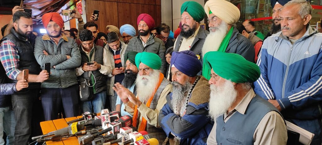 ਕਿਸਾਨ ਨੇਤਾ ਜਗਜੀਤ ਸਿੰਘ ਡੱਲੇਵਾਲ, ਸਵਰਨ ਸਿੰਘ ਪੰਧੇਰ ਗੱਲਬਾਤ ਦੌਰਾਨ ਨਜ਼ਰ ਆ ਰਹੇ ਹਨ।