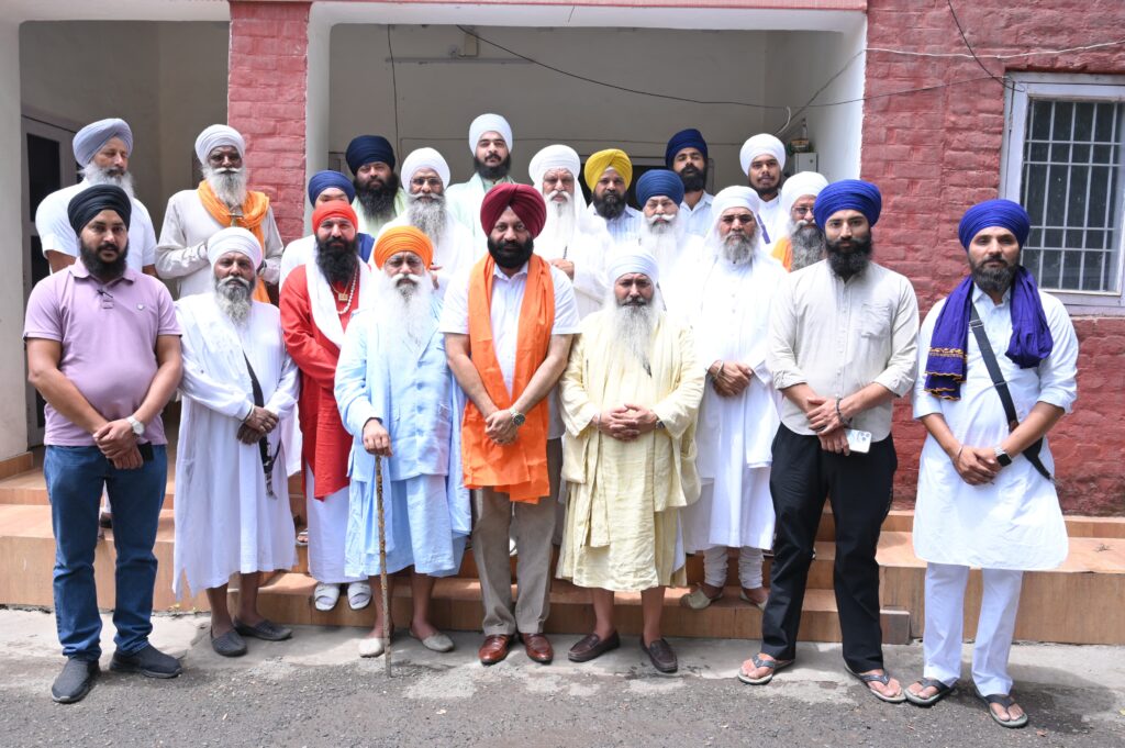 ਸੰਤ ਸਮਾਜ ਵੱਲੋਂ ਕੈਨੇਡਾ ’ਚ ਤਾਨੀਆ ਸੋਢੀ ਨੂੰ ਟਰੂਡੋ ਦੀ ਪਾਰਟੀ ਵੱਲੋਂ ਵਿਧਾਨ ਸਭਾ ਚੋਣਾਂ ਲਈ ਟਿਕਟ ਮਿਲਣ ’ਤੇ ਪਿਤਾ ਜਗਦੀਪ ਸੋਢੀ ਦਾ ਸਨਮਾਨ