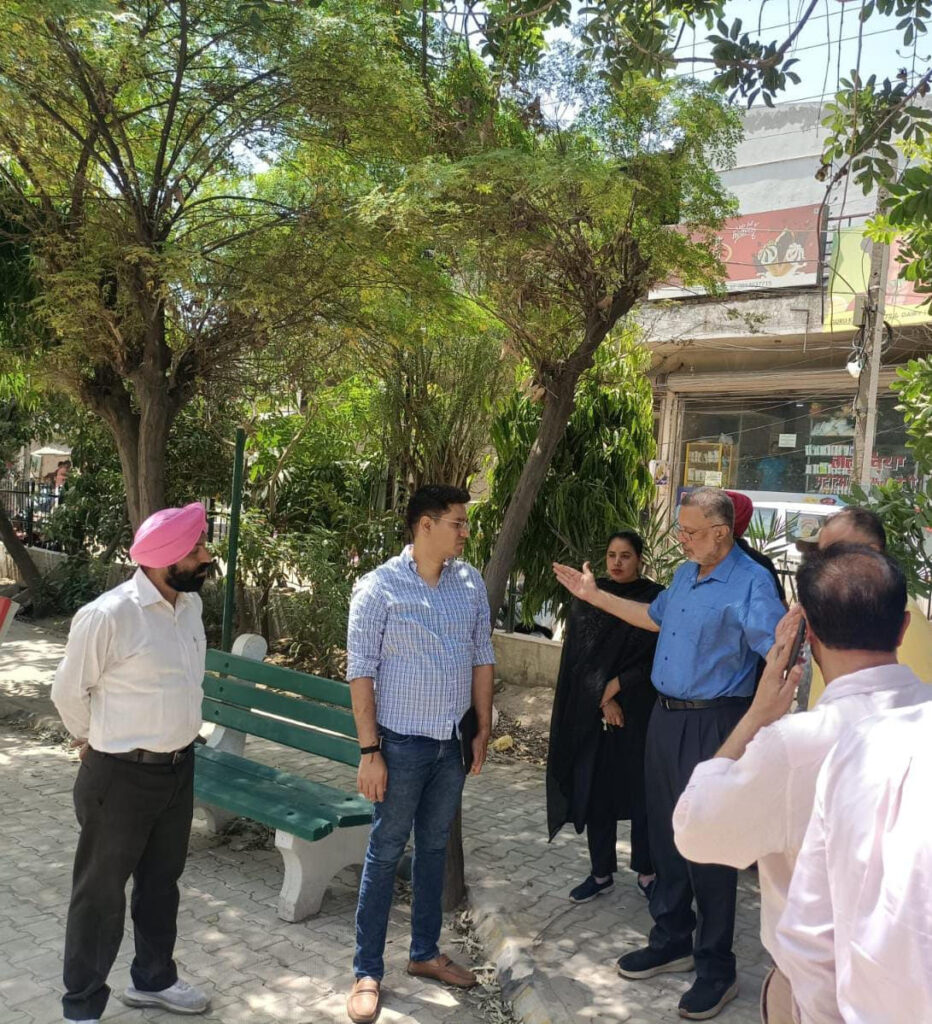 ਸਿਹਤ ਮੰਤਰੀ ਡਾ. ਬਲਬੀਰ ਸਿੰਘ ਵੱਲੋਂ ਨਗਰ ਨਿਗਮ ਕਮਿਸ਼ਨਰ ਨੂੰ ਨਾਲ ਲੈਕੇ ਕਲੋਨੀਆਂ ਦਾ ਦੌਰਾ