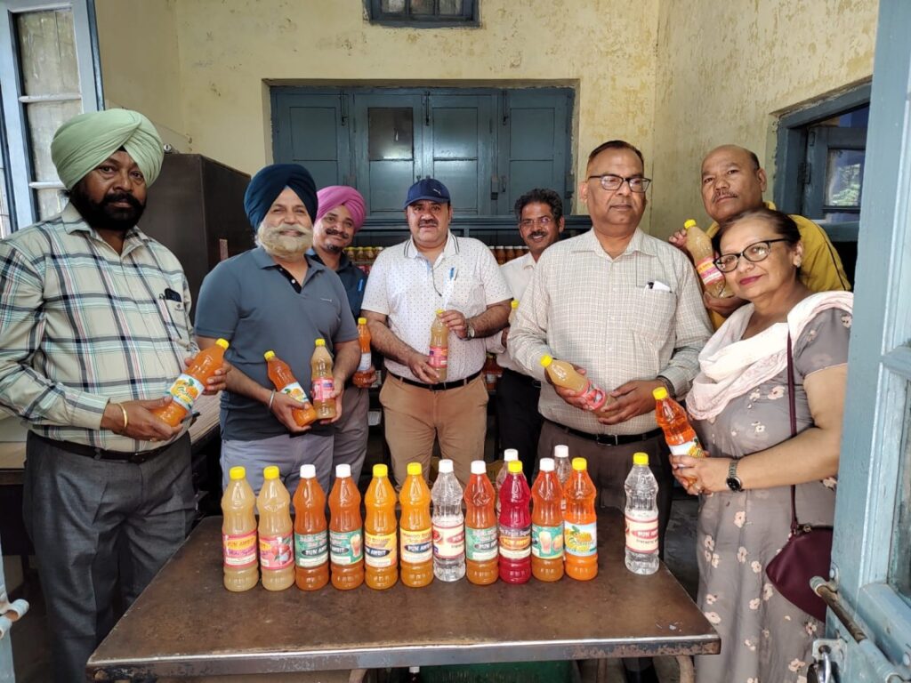 ਬਾਗਬਾਨੀ ਵਿਭਾਗ ਵੱਲੋਂ ਵੱਖ ਵੱਖ ਫਲਾ ਤੋਂ ਤਿਆਰ ਕੀਤੇ ਜਾ ਰਹੇ ਸਕੁਐਸ਼ -ਲੀਚੀ, ਅੰਬ, ਕਿਨੂੰ ਅਤੇ ਬਿੱਲ ਦਾ ਸਕੁਐਸ਼ ਬਾਗਬਾਨੀ ਵਿਭਾਗ ਕੋਲ ਉਪਲਬਧ : ਡਾ. ਨਰਿੰਦਰਬੀਰ ਸਿੰਘ ਮਾਨ