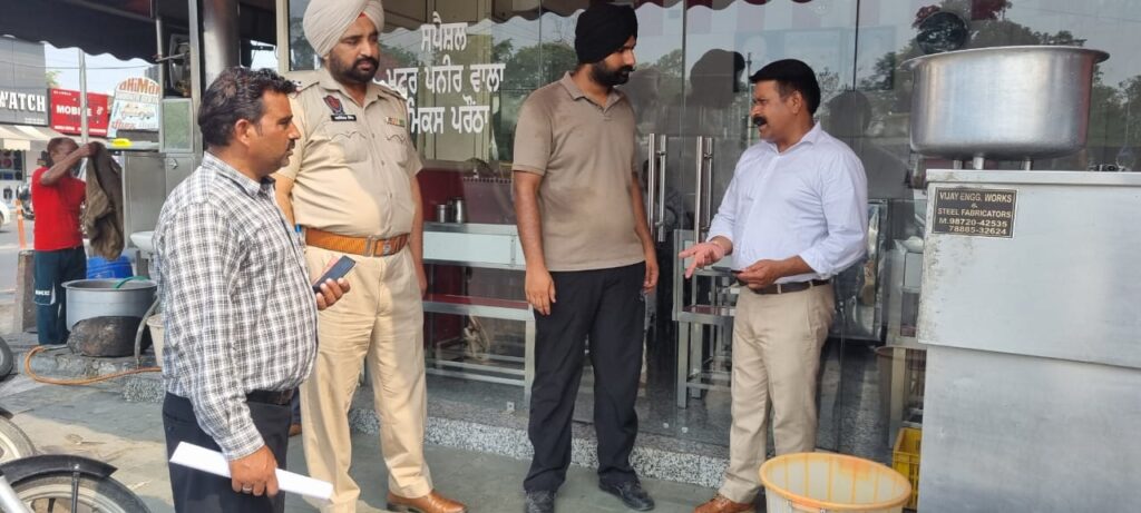 ਸ਼ਹਿਰ ਦੇ ਹੋਟਲ ਤੇ ਢਾਬਿਆਂ ਵਾਲਿਆਂ ਨੂੰ ਗਿੱਲੇ ਤੇ ਸੁੱਕੇ ਕੂੜੇ ਬਾਰੇ ਕੀਤਾ ਜਾਗਰੂਕ