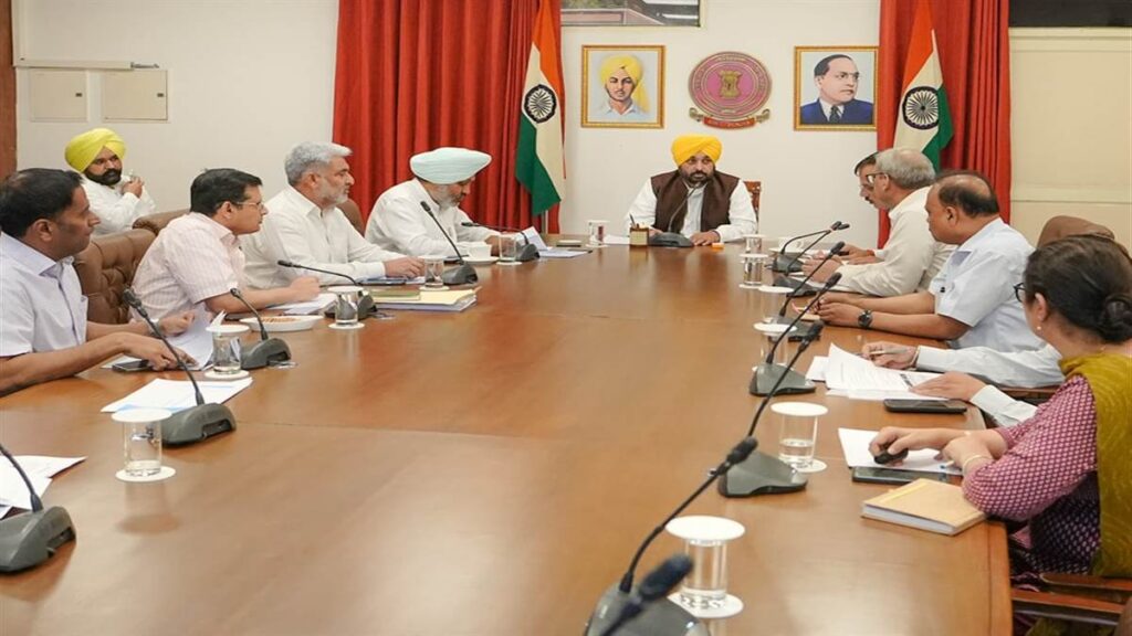 ਪੰਜਾਬ ਦੇ ਮੁੱਖ ਮੰਤਰੀ ਭਗਵੰਤ ਸਿੰਘ ਮਾਨ ਨੇ ਅਧਿਕਾਰੀਆਂ ਨਾਲ ਮੀਟਿੰਗ ਕਰ ਕੇ ਘਰ-ਘਰ ਰਾਸ਼ਨ ਸਕੀਮ ਦਾ ਲਿਆ ਜਾਇਜ਼ਾ