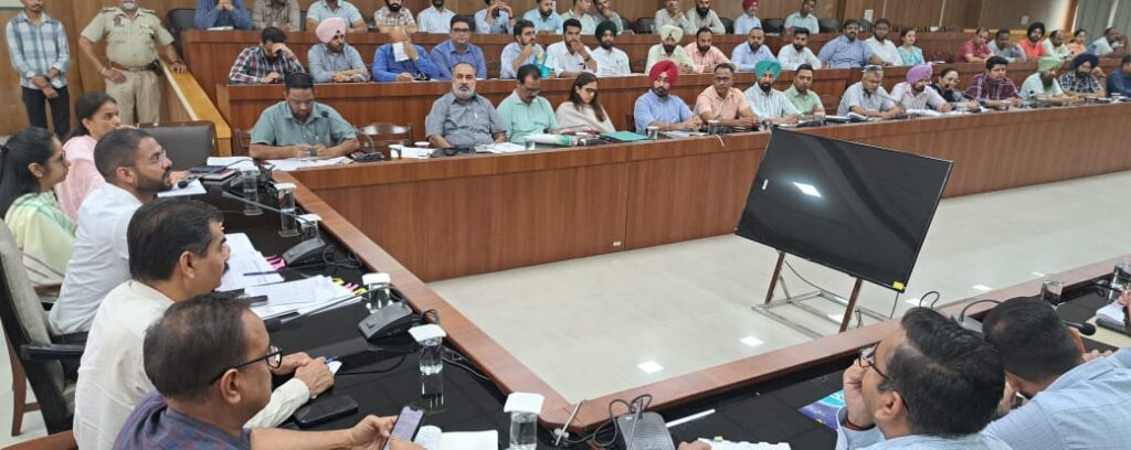ਡਿਪਟੀ ਕਮਿਸ਼ਨਰ ਜਤਿੰਦਰ ਜੋਰਵਾਲ ਵੱਲੋਂ ਸੰਭਾਵੀ ਹੜ੍ਹਾਂ ਨਾਲ ਨਜਿੱਠਣ ਦੀਆਂ ਤਿਆਰੀਆਂ ਬਾਰੇ ਅਧਿਕਾਰੀਆਂ ਨਾਲ ਸਮੀਖਿਆ ਮੀਟਿੰਗ
