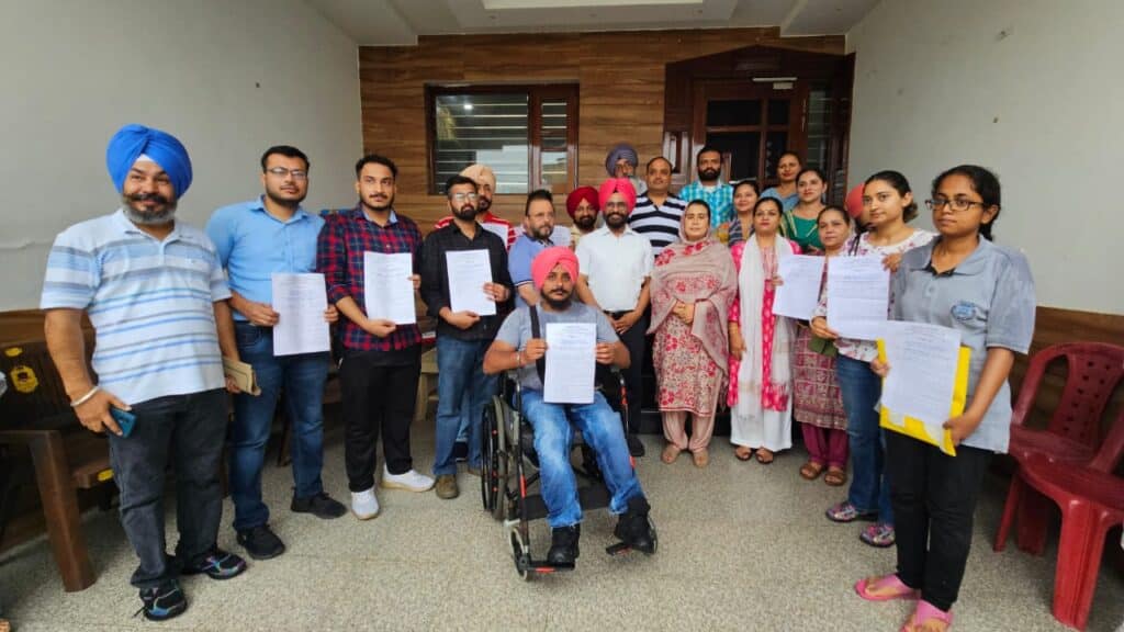 ਵਿਧਾਇਕ ਨਰਿੰਦਰ ਕੌਰ ਭਰਾਜ ਨੇ ਆਮ ਆਦਮੀ ਕਲੀਨਿਕਾਂ ਵਿਖੇ ਸੇਵਾਵਾਂ ਪ੍ਰਦਾਨ ਕਰਨ ਲਈ 12 ਮੈਡੀਕਲ ਅਫ਼ਸਰਾਂ ਨੂੰ ਨਿਯੁਕਤੀ ਪੱਤਰ ਸੌਂਪੇ