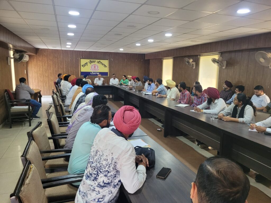 ਸਿਹਤ ਮੰਤਰੀ ਡਾ. ਬਲਬੀਰ ਸਿੰਘ ਨੇ ਪਿੰਡਾਂ ’ਚ ਚੱਲ ਰਹੇ ਵਿਕਾਸ ਕਾਰਜਾਂ ਦਾ ਲਿਆ ਜਾਇਜ਼ਾ