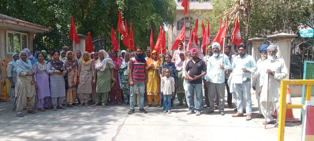 ਪਿੰਡ ਮੰਡੋਰ ਦੀ ਰਿਜਰਵ ਕੋਟੇ ਪੰਚਾਇਤੀ ਜ਼ਮੀਨ ਦੀ ਬੋਲੀ ਨੂੰ ਲੈ ਕੇ ਪਿਛਲੇ ਸਾਲ ਕੀਤੇ ਸਮਝੌਤੇ ਦੀ ਉਲੰਘਣਾ ਕਰਨ ਵਾਲੀ ਡੀ ਡੀ ਪੀ ਓ ਦੇ ਖਿਲਾਫ ਡਿਪਟੀ ਕਮਿਸ਼ਨਰ ਨੂੰ ਮਿਲਣ ਲਈ ਪਟਿਆਲੇ ਪਹੁੰਚੇ ਮੰਡੋੜ੍ਹ ਦੇ ਲੋਕ