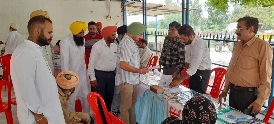 ਐਸ.ਡੀ.ਐਮ ਸੰਗਰੂਰ ਚਰਨਜੋਤ ਸਿੰਘ ਵਾਲੀਆ ਵੱਲੋਂ ਮੰਗਵਾਲ ਵਿਖੇ 'ਸਰਕਾਰ ਆਪ ਦੇ ਦੁਆਰ' ਤਹਿਤ ਲੱਗੇ ਕੈਂਪ ਦਾ ਦੌਰਾ