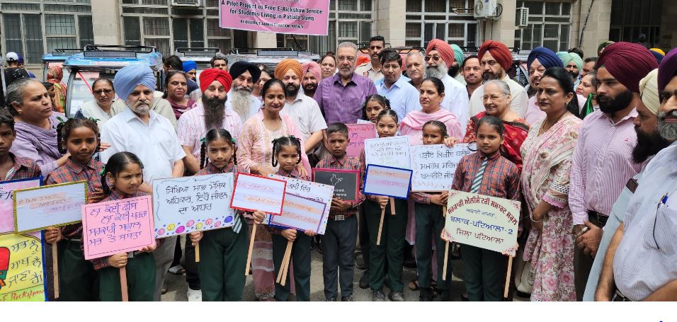 -ਸਕੂਲਾਂ ਤੋਂ ਵਾਂਝੇ ਤੇ ਪੜ੍ਹਾਈ ਛੱਡ ਚੁੱਕੇ ਬੱਚਿਆਂ ਨੂੰ ਸਕੂਲਾਂ 'ਚ ਪਹੁੰਚਾਉਣ ਲਈ 26 ਲੱਖ ਰੁਪਏ ਦੀ ਲਾਗਤ ਨਾਲ 22 ਈ-ਰਿਕਸ਼ਾ ਸਵੈ ਸਹਾਇਤਾ ਸਮੂਹਾਂ ਦੀਆਂ ਮੈਂਬਰ ਔਰਤਾਂ ਨੂੰ ਸੌਂਪੇ