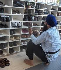 ਸਿੱਖ ਧਰਮ ਦੀਆਂ ਭਾਵਨਾਵਾਂ ਨੂੰ ਠੇਸ ਪਹੁੰਚਾਉਣ ਦੇ ਦੋਸ਼ ਹੇਠ ਗੁਰਦੁਆਰੇ ’ਚ ਭਾਂਡੇ ਤੇ ਬੂਟ ਸਾਫ਼ ਕਰਨ ਦੀ ਪੁਲਸ ਮੁਲਾਜਮਾਂ ਨੂੰ ਸਜ਼ਾ