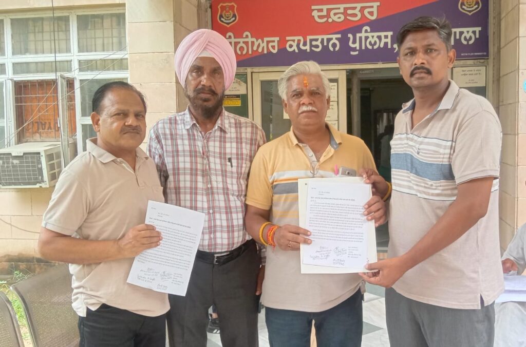 ਆਪ' ਦੇ ਆਗੂਆਂ ਵਲੋਂ ਬਿਜਲੀ ਦੇ ਫੈਂਸੀ ਖੰਬੇ ਚੋਰੀ ਹੋਣ ਸੰਬੰਧੀ ਡੀ.ਸੀ. ਅਤੇ ਐਸ.ਐਸ.ਪੀ. ਨੂੰ ਸੌਂਪਿਆ ਸ਼ਿਕਾਇਤ ਪੱਤਰ