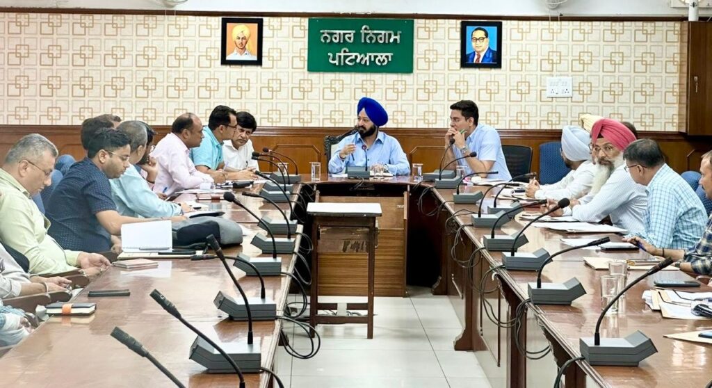 ਵਿਧਾਇਕ ਅਜੀਤਪਾਲ ਸਿੰਘ ਕੋਹਲੀ ਨੇ ਕਈ ਵਿਭਾਗਾਂ ਦੀ ਲਈ ਮੀਟਿੰਗ, ਅਧਿਕਾਰੀਆਂ ਨੂੰ ਪਾਈਆਂ ਝਾੜਾਂ -ਹਰ ਵਾਰਡ ਨੂੰ ਮਿਲੇਗੀ ਇੱਕ ਫੋਗਿੰਗ ਮਸ਼ੀਨ : ਵਿਧਾਇਕ ਕੋਹਲੀ