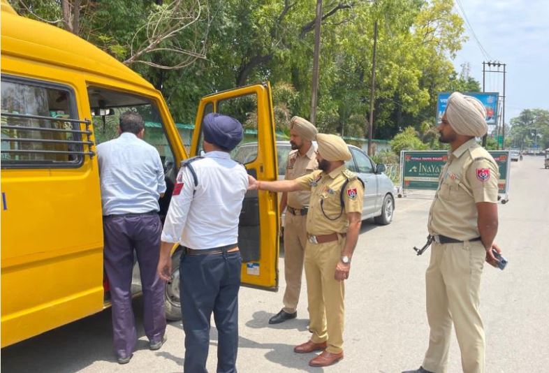 ਡੀ. ਐਸ. ਪੀ. ਟੈ੍ਰਫਿਕ ਕਰਨੈਲ ਸਿੰਘ ਨੇ ਕੱਟੇ ਟ੍ਰੈਫਿਕ ਅਤੇ ਸੜਕ ਸੁੱਰਖਿਆਂ ਸਬੰਧੀ ਵਿਸ਼ੇਸ਼ ਮੁਹਿੰਮ ਤਹਿਤ ਜਿਲਾ ਪਟਿਆਲਾ ਵਿੱਚ ਅਲਗ ਅਲਗ ਪੁਆਇੰਟਾਂ ਪਰ ਸ਼ਪੈਸ਼ਲ ਨਾਕਾਬੰਦੀ ਕਰਕੇ ਉਲੰਘਣਾ ਕਰਨ ਵਾਲੇ ਸਕੂਲੀ ਵਾਹਨਾਂ ਦੇ ਚਲਾਣ