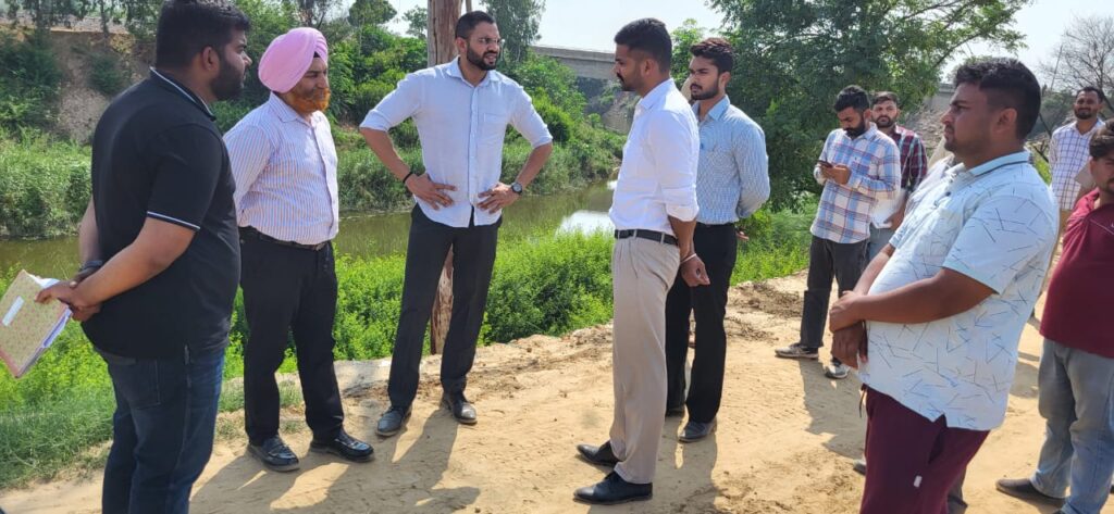 ਡਿਪਟੀ ਕਮਿਸ਼ਨਰ ਜਤਿੰਦਰ ਜੋਰਵਾਲ ਵੱਲੋਂ ਘੱਗਰ ਬੰਨ੍ਹ ਦੀ ਮਜ਼ਬੂਤੀ ਪ੍ਰਕਿਰਿਆ ਦਾ ਅਚਨਚੇਤ ਜਾਇਜ਼ਾ ਮਕਰੋੜ ਸਾਹਿਬ ਤੋਂ ਕੜੈਲ ਤੱਕ ਬੰਨ੍ਹ ਨੂੰ ਕੀਤਾ ਜਾ ਰਿਹੈ ਚੌੜਾ ਡਿਪਟੀ ਕਮਿਸ਼ਨਰ ਨੇ ਕੰਮ ਛੇਤੀ ਨੇਪਰੇ ਚੜ੍ਹਾਉਣ ਦੀ ਕੀਤੀ ਹਦਾਇਤ, ਲੋਕਾਂ ਨੇ ਪ੍ਰਗਟਾਈ ਸੰਤੁਸ਼ਟੀ ਮਕਰੋੜ ਸਾਹਿਬ/ਮੂਨਕ/ਸੰਗਰੂਰ, 8 ਜੁਲਾਈ : ਮੁੱਖ ਮੰਤਰੀ ਪੰਜਾਬ ਭਗਵੰਤ ਸਿੰਘ ਮਾਨ ਦੇ ਦਿਸ਼ਾ ਨਿਰਦੇਸ਼ਾਂ ਹੇਠ ਜ਼ਿਲ੍ਹਾ ਪ੍ਰਸ਼ਾਸਨ ਦੀ ਤਰਫੋਂ ਡਰੇਨੇਜ਼ ਵਿਭਾਗ ਰਾਹੀਂ ਮਕਰੋੜ ਸਾਹਿਬ ਤੋਂ ਕੜੈਲ ਤੱਕ ਘੱਗਰ ਬੰਨ੍ਹ ਦੀ ਮਜ਼ਬੂਤੀ ਅਤੇ ਚੌੜਾ ਕਰਨ ਦੀ ਚੱਲ ਰਹੀ ਪ੍ਰਕਿਰਿਆ ਦਾ ਅੱਜ ਡਿਪਟੀ ਕਮਿਸ਼ਨਰ ਜਤਿੰਦਰ ਜੋਰਵਾਲ ਨੇ ਅਚਨਚੇਤ ਜਾਇਜ਼ਾ ਲਿਆ। ਉਨ੍ਹਾਂ ਵਿਭਾਗੀ ਅਧਿਕਾਰੀਆਂ ਨੂੰ ਹਦਾਇਤ ਕੀਤੀ ਕਿ ਇਸ ਪ੍ਰਕਿਰਿਆ ਨੂੰ ਤਰਜੀਹੀ ਆਧਾਰ ’ਤੇ ਮੁਕੰਮਲ ਕੀਤਾ ਜਾਵੇ ਤਾਂ ਜੋ ਘੱਗਰ ਵਿਖੇ ਪਾਣੀ ਦਾ ਪੱਧਰ ਵਧਣ ਦੀ ਸੂਰਤ ਵਿੱਚ ਨੇੜੇ ਵਸਦੇ ਪਿੰਡਾਂ ਦੇ ਲੋਕਾਂ ਨੂੰ ਕਿਸੇ ਵੀ ਕਿਸਮ ਦੀਆਂ ਪ੍ਰੇਸ਼ਾਨੀਆਂ ਦਾ ਸਾਹਮਣਾ ਨਾ ਕਰਨਾ ਪਵੇ । ਡਿਪਟੀ ਕਮਿਸ਼ਨਰ ਜਤਿੰਦਰ ਜੋਰਵਾਲ ਨੇ ਉਪ ਮੰਡਲ ਮੈਜਿਸਟਰੇਟ ਮੂਨਕ ਸੂਬਾ ਸਿੰਘ ਅਤੇ ਐਕਸੀਅਨ ਡਰੇਨੇਜ਼ ਗੁਨਦੀਪ ਬਾਂਸਲ ਸਮੇਤ ਘੱਗਰ ਦਰਿਆ ਦੇ ਨਾਲ ਨਾਲ ਨਿਰੀਖਣ ਕੀਤਾ ਅਤੇ ਪਿਛਲੇ ਵਰਿ੍ਹਆਂ ਦੌਰਾਨ ਪੇਸ਼ ਆਈਆਂ ਮੁਸ਼ਕਿਲਾਂ ਤੋਂ ਸਬਕ ਲੈਂਦਿਆਂ ਇਸ ਵਾਰ ਸਾਰੇ ਲੋੜੀਂਦੇ ਪ੍ਰਬੰਧ ਸਮੇਂ ਸਿਰ ਮੁਕੰਮਲ ਕਰਨ ਦੀ ਹਦਾਇਤ ਕੀਤੀ। ਡਿਪਟੀ ਕਮਿਸ਼ਨਰ ਨੇ ਐਸ.ਡੀ.ਐਮ ਨੂੰ ਹਦਾਇਤ ਕੀਤੀ ਕਿ ਅਗਲੇ ਦਿਨਾਂ ਵਿੱਚ ਪਹਾੜੀ ਖੇਤਰਾਂ ਵਿੱਚ ਭਾਰੀ ਮੀਂਹ ਦੀਆਂ ਸੰਭਾਵਨਾਵਾਂ ਦੇ ਚਲਦਿਆਂ ਫਲੱਡ ਕੰਟਰੋਲ ਰੂਮ ਵਿਖੇ ਲਗਾਤਾਰ ਰਾਬਤਾ ਰੱਖਦੇ ਹੋਏ ਪਾਣੀ ਦੇ ਪੱਧਰ ’ਤੇ ਚੌਕਸੀ ਰੱਖੀ ਜਾਵੇ ਅਤੇ ਘੱਗਰ ਦੇ ਸੰਵੇਦਨਸ਼ੀਲ ਸਥਾਨਾਂ ਦਾ ਸਮੇਂ ਸਮੇਂ ’ਤੇ ਨਿਰੀਖਣ ਕੀਤਾ ਜਾਵੇ। ਇਸ ਮੌਕੇ ਐਕਸੀਅਨ ਗੁਣਦੀਪ ਬਾਂਸਲ ਨੇ ਦੱਸਿਆ ਕਿ ਖਨੌਰੀ ਤੋਂ ਮਕਰੋੜ ਸਾਹਿਬ ਉਤੇ ਪੋਕਲੈਨ ਤੇ ਟਿੱਪਰਾਂ ਰਾਹੀਂ ਘੱਗਰ ਦਰਿਆ ਵਿਚੋਂ ਨਿਕਲੀ ਮਿੱਟੀ ਨੂੰ ਬੰਨ੍ਹ ’ਤੇ ਪਾ ਕੇ ਬੰਨ੍ਹ ਨੂੰ ਮਜਬੂਤ ਕੀਤਾ ਜਾ ਰਿਹਾ ਹੈ ਅਤੇ ਮਕਰੋੜ ਸਾਹਿਬ ਵਿਖੇ ਵੀ ਬੰਨ੍ਹ ਚੌੜੇ ਕਰਨ ਦਾ ਕੰਮ ਪਿਛਲੇ ਮਹੀਨੇ ਤੋਂ ਜਾਰੀ ਹੈ ਅਤੇ ਮੌਕੇ ’ਤੇ ਜੇ.ਸੀ.ਬੀ ਮਸ਼ੀਨਾਂ, ਟਿੱਪਰਾਂ ਤੇ ਟਰੈਕਟਰ ਟਰਾਲੀਆਂ ਦੀ ਵਰਤੋਂ ਕਰਦਿਆਂ ਟੀਮਾਂ ਨਿਰੰਤਰ ਕੰਮ ਵਿੱਚ ਜੁਟੀਆਂ ਹੋਈਆਂ ਹਨ । ਇਸ ਮੌਕੇ ਡਿਪਟੀ ਕਮਿਸ਼ਨਰ ਜਤਿੰਦਰ ਜੋਰਵਾਲ ਨੇ ਸਥਾਨਕ ਨਿਵਾਸੀਆਂ ਨਾਲ ਗੱਲਬਾਤ ਕਰਦਆਂ ਉਨ੍ਹਾਂ ਨੂੰ ਪ੍ਰਸ਼ਾਸਨ ਦੀ ਤਰਫੋਂ ਹੜ੍ਹਾਂ ਦੀ ਰੋਕਥਾਮ ਲਈ ਕੀਤੇ ਜਾ ਰਹੇ ਵੱਖ ਵੱਖ ਪ੍ਰਬੰਧਾਂ ਬਾਰੇ ਜਾਣੂ ਕਰਵਾਇਆ। ਉਨ੍ਹਾਂ ਦੱਸਿਆ ਕਿ ਪ੍ਰਸ਼ਾਸਨ ਪੂਰੀ ਤਰ੍ਹਾਂ ਚੌਕਸ ਹੈ ਅਤੇ ਕਿਸੇ ਵੀ ਸੰਭਾਵੀ ਸਥਿਤੀ ਨਾਲ ਨਜਿੱਠਣ ਲਈ ਤਿਆਰ-ਬਰ-ਤਿਆਰ ਹੈ। ਇਸ ਦੌਰਾਨ ਪਿੰਡਾਂ ਦੇ ਨਿਵਾਸੀਆਂ ਨੇ ਬੰਨ੍ਹਾਂ ਦੀ ਮਜ਼ਬੂਤੀ ਤੇ ਚੌੜਾ ਕਰਨ ਦੀ ਪ੍ਰਕਿਰਿਆ ’ਤੇ ਸੰਤੁਸ਼ਟੀ ਦਾ ਪ੍ਰਗਟਾਵਾ ਕੀਤਾ।