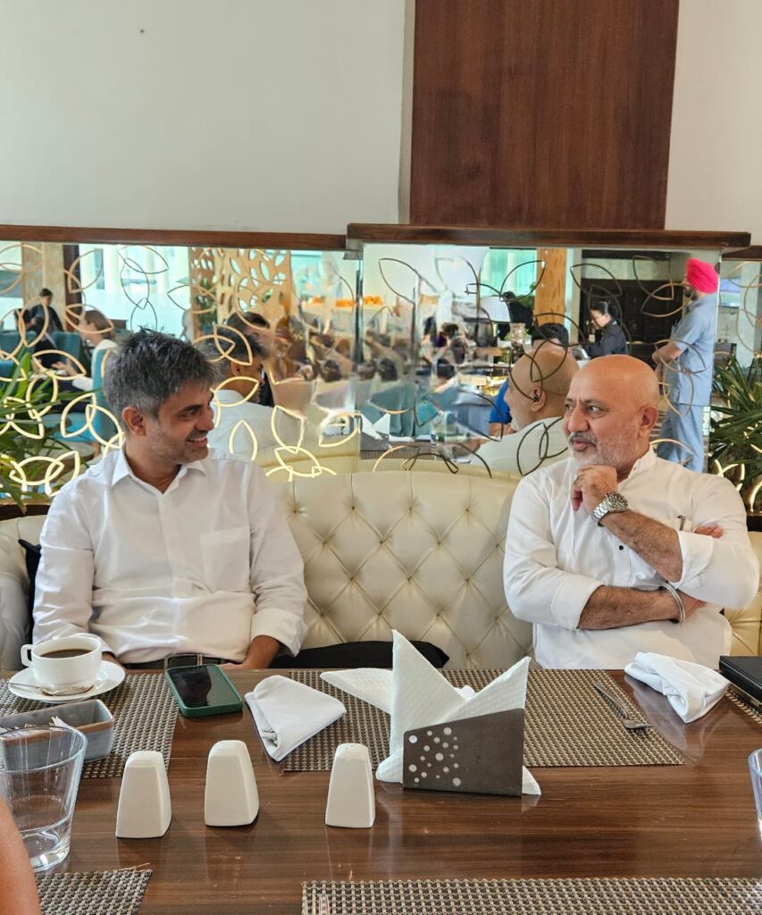 ਜਲੰਧਰ ਜਿਮਨੀ ਚੋਣ ਪ੍ਰਚਾਰ ਦੌਰਾਨ ਸ੍ਰ. ਬਲਤੇਜ ਸਿੰਘ ਪੰਨੂ, ਮੀਡੀਆ ਸਲਾਹਕਾਰ, ਮੁੱਖ ਮੰਤਰੀ, ਪੰਜਾਬ, ਵੱਖ ਵੱਖ ਚੋਣ ਸਰਗਰਮੀਆਂ ਦੌਰਾਨ ਕੈਬਿਨੇਟ ਮੰਤਰੀ ਸ੍ਰੀ ਬ੍ਰਹਮਸ਼ੰਕਰ ਜਿੰਪਾ ਜੀ ਅਤੇ ਪੰਜਾਬ ਪ੍ਰਭਾਰੀ ਸ੍ਰੀ ਸੰਦੀਪ ਪਾਠਕ ਜੀ ਦੇ ਨਾਲ ਮੀਟਿੰਗ ਕਰਦੇ ਹੋਏ।