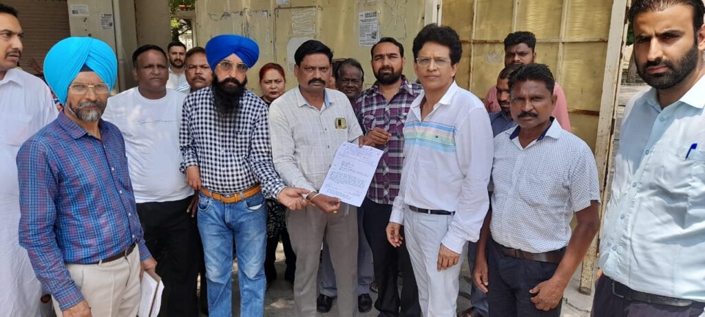 ਦੀ ਕਲਾਸ ਫੋਰਥ ਗੌ ਇੰਪਲਾਈਜ਼ ਯੂਨੀਅਨ ਸਬ ਬ੍ਰਾਂਚ ਰਾਜਿੰਦਰਾ ਹਸਪਤਾਲ ਪਟਿਆਲਾ ਕਰ ਰਹੀ ਹੈ ਸਰਕਾਰੀ ਮੁਲਾਜ਼ਮਾਂ ਨੂੰ ਅਜੇ ਤੱਕ ਤਨਖਾਹਾਂ ਨਾ ਮਿਲਣ ਕਰਕੇ ਸੰਘਰਸ਼