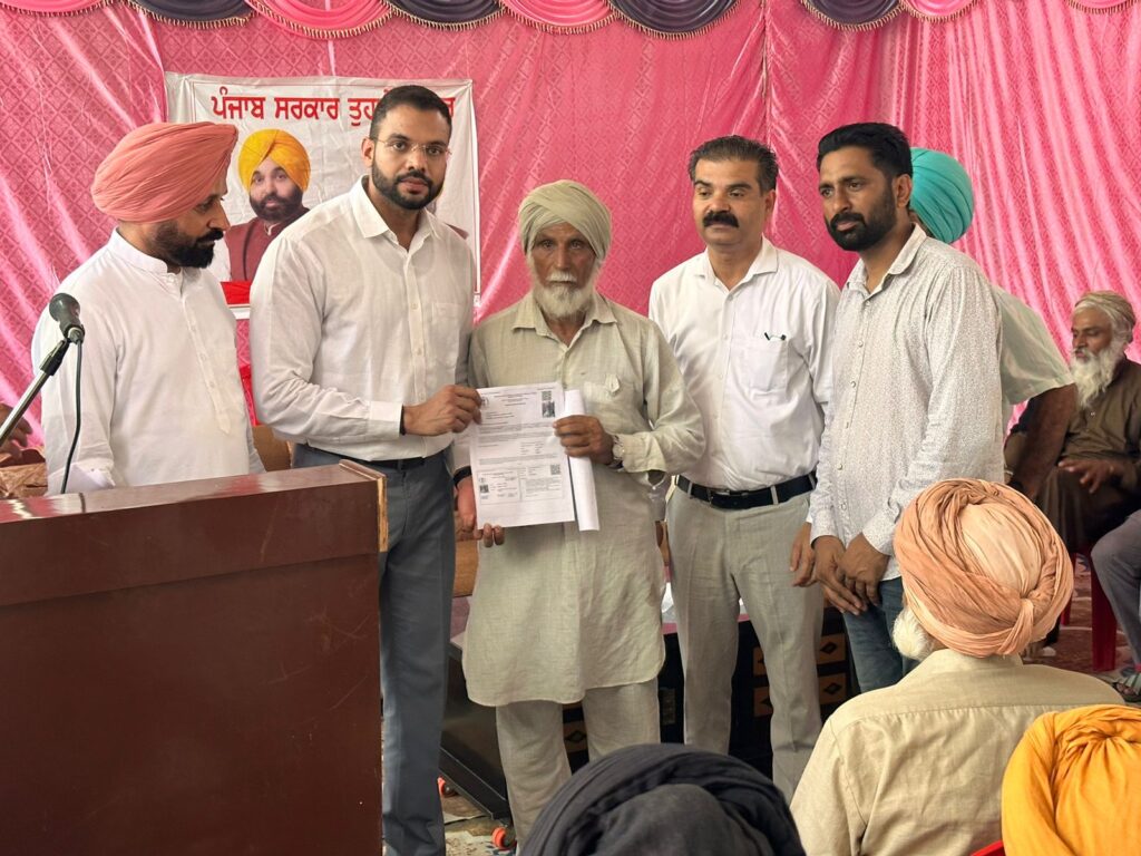 ਡਿਪਟੀ ਕਮਿਸ਼ਨਰ ਜਤਿੰਦਰ ਜੋਰਵਾਲ ਵੱਲੋਂ ਸਮੂਰਾਂ ਵਿਖੇ ਲੱਗੇ ਲੋਕ ਸੁਵਿਧਾ ਕੈਂਪ ਵਿੱਚ ਨਾਗਰਿਕਾਂ ਨੂੰ ਮੌਕੇ 'ਤੇ ਸੇਵਾਵਾਂ ਪ੍ਰਦਾਨ